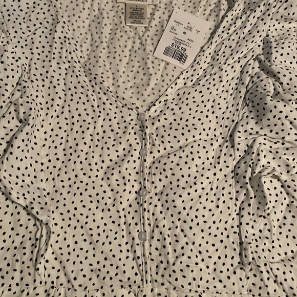 This beautiful blouse has a small ruffle detail on each side of the front! - Picture 3 of 5